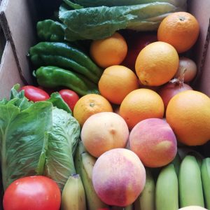 Cesta de regalo: frutas y verduras variadas